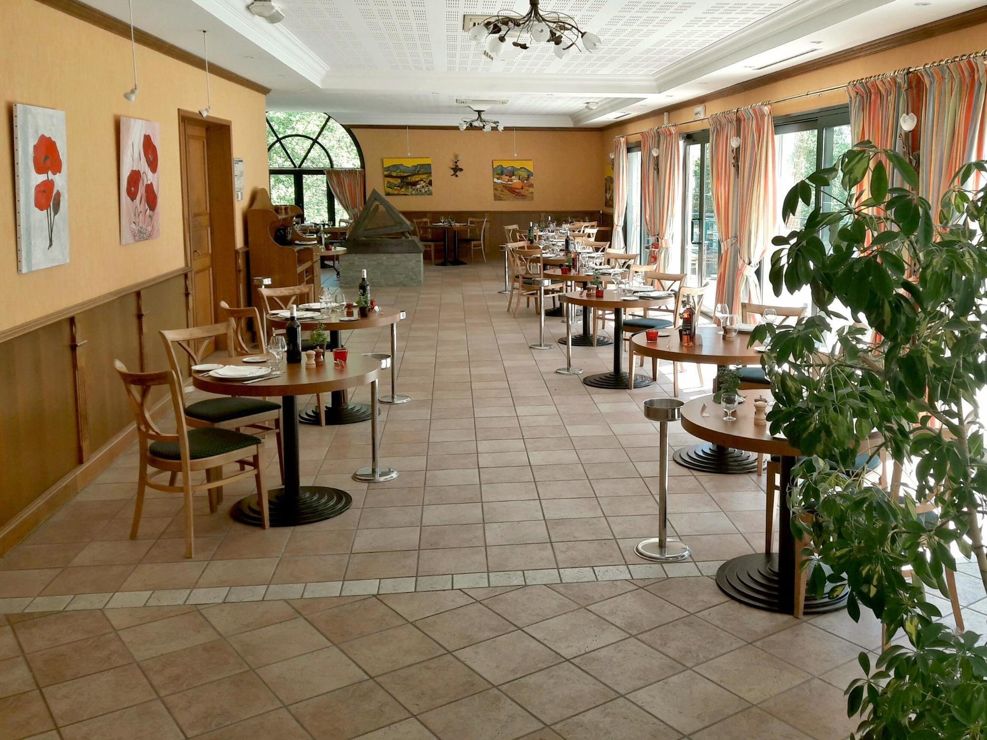 Logis Hotel - Restaurant Le Tulipier Vienne-le-Château Eksteriør billede