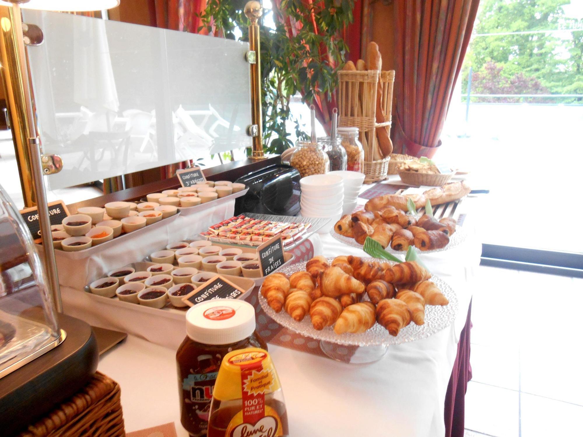 Logis Hotel - Restaurant Le Tulipier Vienne-le-Château Eksteriør billede