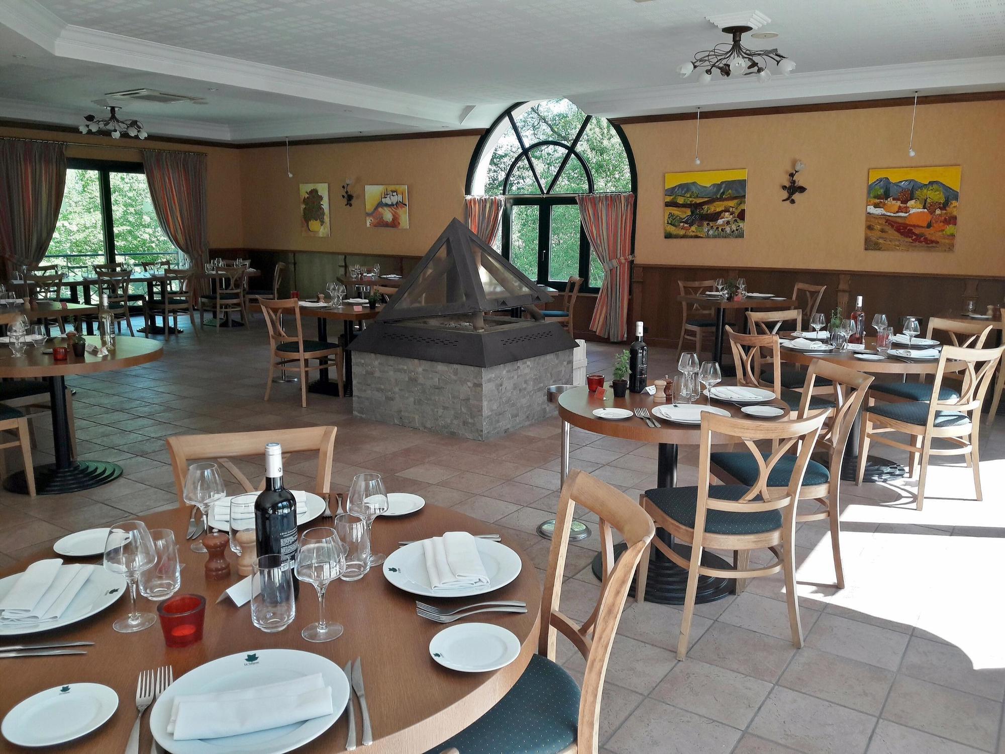 Logis Hotel - Restaurant Le Tulipier Vienne-le-Château Eksteriør billede