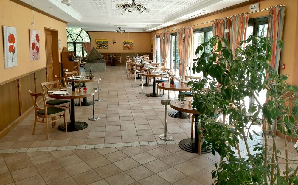 Logis Hotel - Restaurant Le Tulipier Vienne-le-Château Eksteriør billede